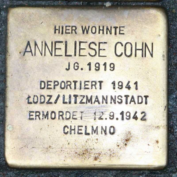 Stolperstein mit Inschrift: "Hier wohnte Anneliese Cohn. Jg. 1919. Deportiert 1941. Lodz/ Litzmannstatt. Ermordet 12.09.1942. Chelmno."